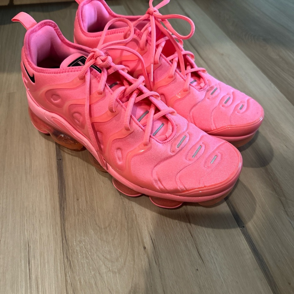 Nike Women's Bright Pink Sneakers